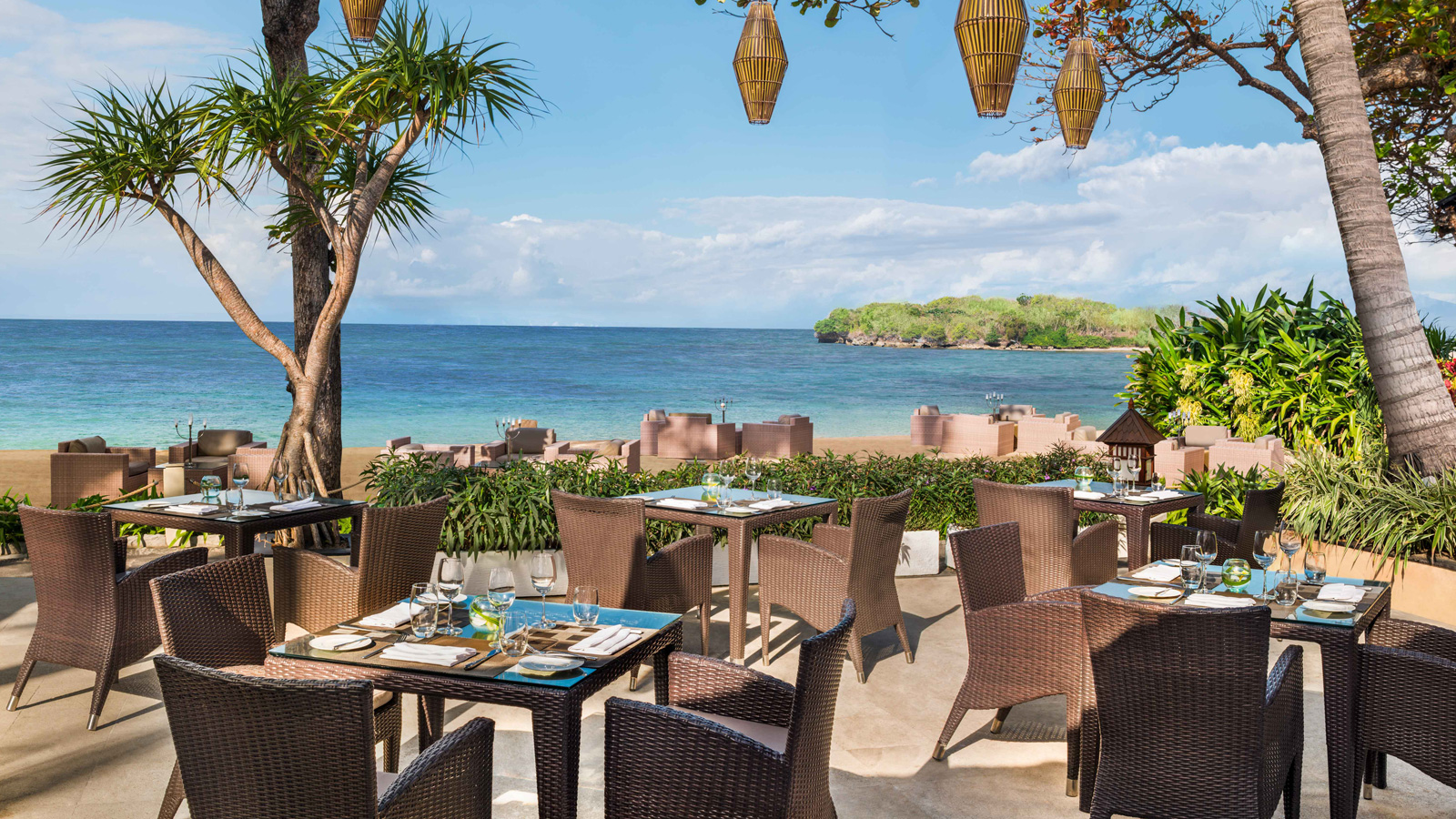 beachfront restaurant in bali - arwana